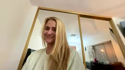 itsmekrissy online show from July 12, 9:32 am