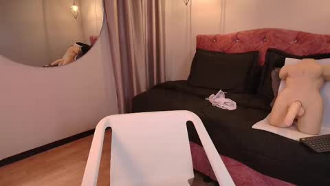 ivy_bonnie online show from November 19, 12:05 pm