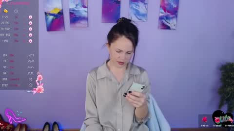 Snapshot of izzy_cam chatting on December 5, 5:48 am Queen of nylon Victoria online show from December 5, 5:48 am