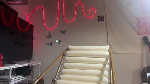 izzyishottttt online show from September 12, 2:12 am