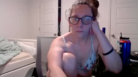 izzynoela online show from September 21, 2:43 am