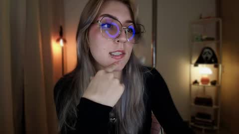 Linda Sofia help me get to 100 thumbs up online show from April 5, 12:53 am