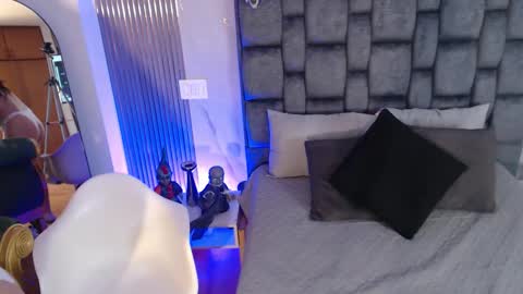 Snapshot of jade_fg chatting on October 13, 12:52 pm Sara online show from October 13, 12:52 pm
