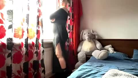 Mia online show from April 12, 1:58 pm