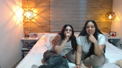 Jazmin and Scarlett online show from November 14, 9:42 am