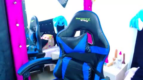 jenn online show from April 11, 7:56 am