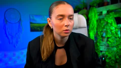 Jennifer online show from February 24, 7:23 pm