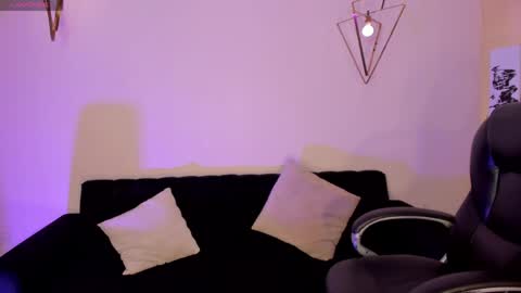 Juanita Clay online show from April 23, 8:00 pm