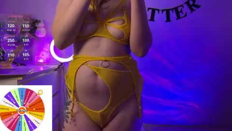 juli_m00n online show from May 8, 7:05 pm