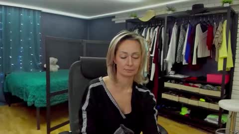 julia__cherry_ online show from December 14, 3:29 pm
