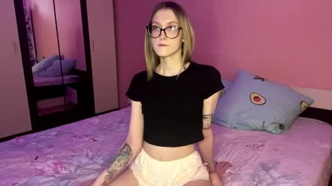 julia_charm online show from April 12, 3:59 pm