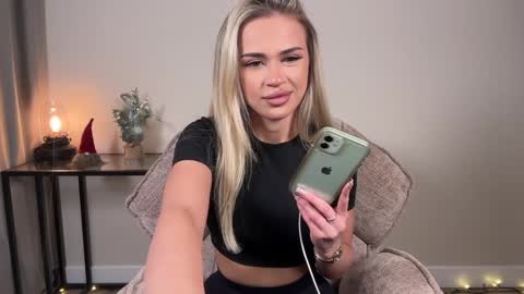 Julia R Le online show from January 4, 9:41 pm