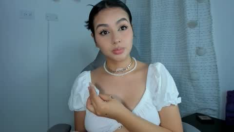 julia_strauns online show from February 25, 5:19 am