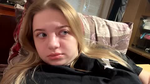 Snapshot of juliacrazy_ chatting on January 23, 8:25 am juliacrazy_ online show from January 23, 8:25 am