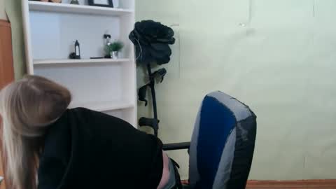 Snapshot of juliacrazy_ chatting on February 24, 6:36 am juliacrazy_ online show from February 24, 6:36 am