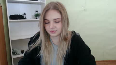 Snapshot of juliacrazy_ chatting on February 12, 5:47 am juliacrazy_ online show from February 12, 5:47 am