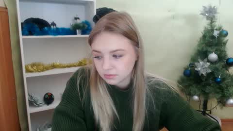 Snapshot of juliacrazy_ chatting on December 11, 6:25 am juliacrazy_ online show from December 11, 6:25 am