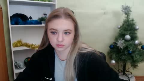 Snapshot of juliacrazy_ chatting on December 4, 6:00 am juliacrazy_ online show from December 4, 6:00 am