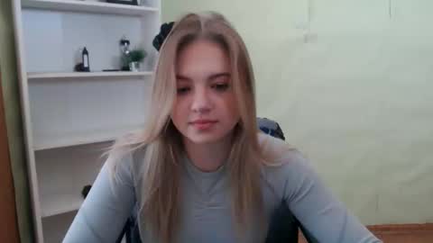 Snapshot of juliacrazy_ chatting on March 5, 6:12 am juliacrazy_ online show from March 5, 6:12 am