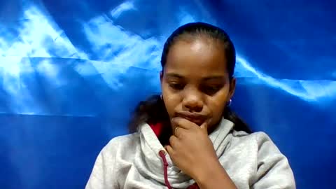 juliah02 online show from June 15, 5:18 am