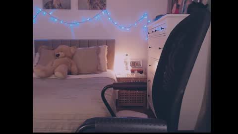 julialiones online show from February 5, 4:54 pm