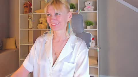 Julie Lucasss online show from April 15, 12:44 am