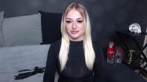 julia online show from October 8, 10:03 pm