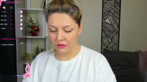 Jully online show from December 8, 1:35 am