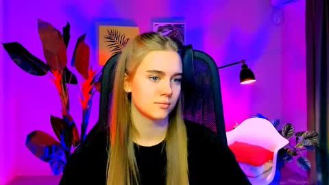 junewoods online show from December 1, 6:17 am