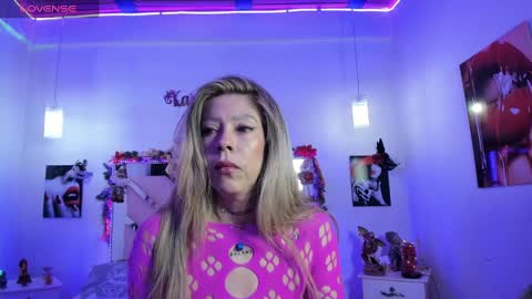 Snapshot of karly_moonn chatting on December 15, 1:46 am Karly Moonns online show from December 15, 1:46 am