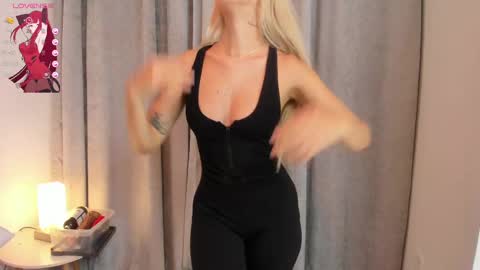 Snapshot of karolinee_18 chatting on February 25, 12:27 pm Karoline online show from February 25, 12:27 pm