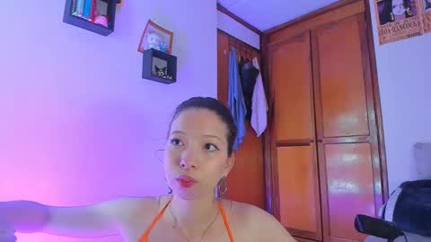 Snapshot of kathc_19 chatting on January 29, 5:40 am Katerine online show from January 29, 5:40 am