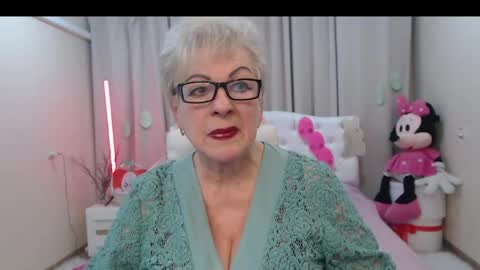 kaylesmoll online show from April 15, 7:03 pm