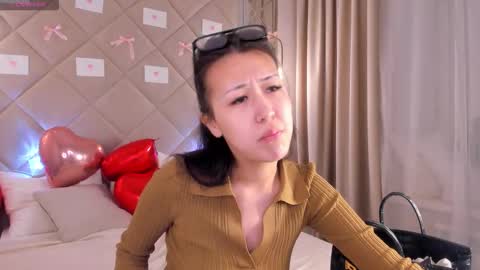 kellyy_bern online show from February 19, 12:32 am