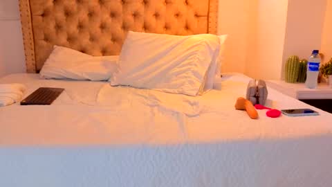 Kery Hillson online show from April 6, 1:56 pm