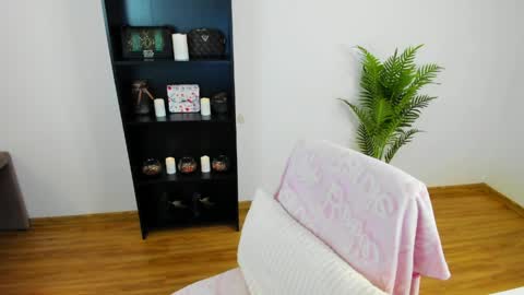 Khloe online show from April 16, 1:00 pm