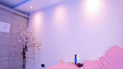 Snapshot of kiana_cream chatting on October 20, 12:30 pm N M online show from October 20, 12:30 pm