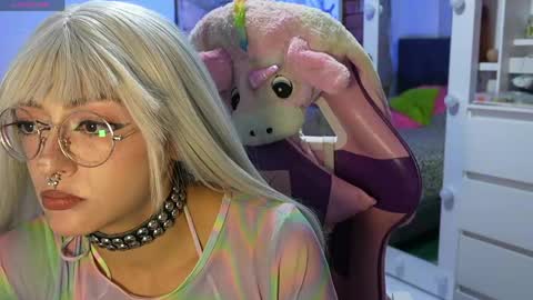 kiki online show from April 11, 9:40 pm