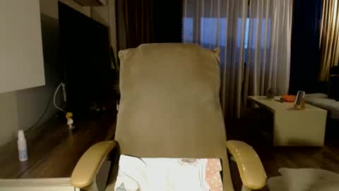 Kim Lee  online show from October 10, 3:39 pm