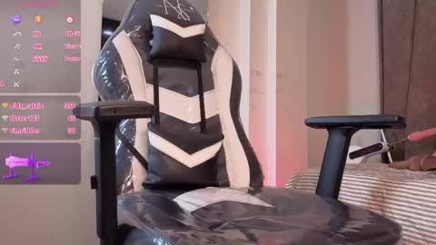 Snapshot of kimm_jones chatting on October 18, 8:43 pm kimm_jones online show from October 18, 8:43 pm