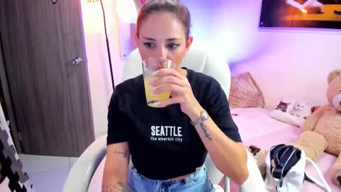 kimmberly_saenz_ online show from November 17, 11:49 pm