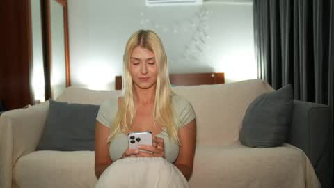 kira bloom online show from April 17, 12:18 pm