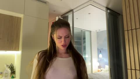 Kira online show from April 7, 7:05 pm