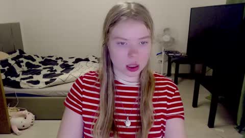 Snapshot of kitten_jenny01 chatting on December 28, 3:15 pm Jennyblonde and Emmabrunette online show from December 28, 3:15 pm
