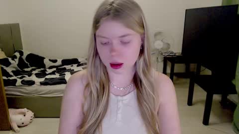 Snapshot of kitten_jenny01 chatting on March 7, 10:43 pm Jennyblonde and Emmabrunette online show from March 7, 10:43 pm