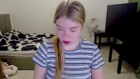 Snapshot of kitten_jenny01 chatting on December 6, 10:16 am Jennyblonde and Emmabrunette online show from December 6, 10:16 am