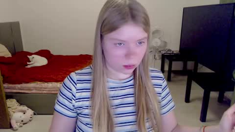 Snapshot of kitten_jenny01 chatting on February 8, 9:36 pm Jennyblonde and Emmabrunette online show from February 8, 9:36 pm