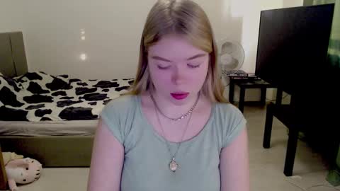 Snapshot of kitten_jenny01 chatting on December 4, 11:52 am Jennyblonde and Emmabrunette online show from December 4, 11:52 am