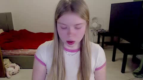 Snapshot of kitten_jenny01 chatting on February 6, 7:40 pm Jennyblonde and Emmabrunette online show from February 6, 7:40 pm