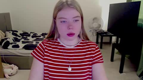 Snapshot of kitten_jenny01 chatting on December 11, 10:58 am Jennyblonde and Emmabrunette online show from December 11, 10:58 am